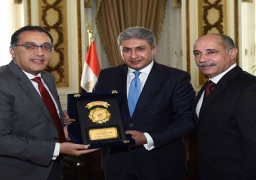 رئيس الوزراء يُهدي وزير الطيران السابق درع تكريم بحضور الوزير الحالي
