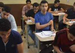 طلاب الثانوية يؤدون امتحان اللغة الأجنبية الثانية والتربية الوطنية