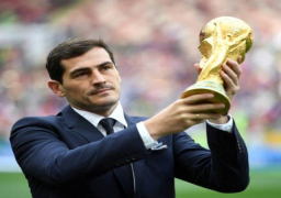 كاسياس يعرض كأس العالم في ملعب “لوجنيكي” إيذانا بانطلاق المونديال