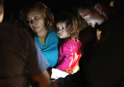 محكمة أميركية تأمر بلم شمل عائلات مهاجرين غير شرعيين,، منددة بالسياسة التي تتبعها ترمب في مسألة الهجرة.