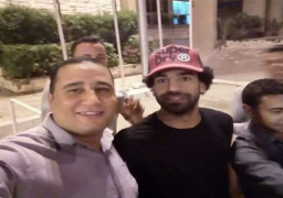 محمد صلاح يفاجئ العاملين بنادى المقاولون العرب بزيارة في منتصف الليل