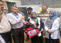 والدة المسعفة الشهيدة ترتدي ثياب ابنتها وتقوم بمهمتها بغزة