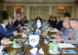 وزير الطيران المدني يتفقد مقر الشركة القابضة للمطارات والملاحة الجوية