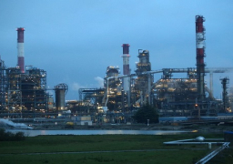 أسعار النفط تنخفض بعد زيادة مفاجئة في مخزونات الخام الأمريكية