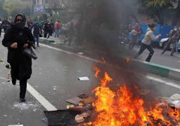 إيران تعتقل المحتجين على تدهور عملتها وتتوعد بإعدامهم