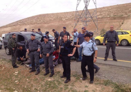 الإحتلال يغلق الخان الأحمر بالمكعبات الاسمنتية