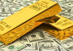 الذهب يتراجع والدولار يعزز مكاسبه