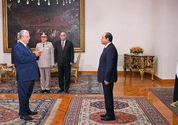 الرئيس السيسي يمنح رئيس المحكمة الدستورية السابق وسام الجمهورية من الطبقة الأولى