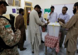الناخبون فى باكستان يتوجهون الى صناديق الاقتراع للادلاء باصواتهم فى الانتخابات التشريعية
