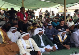 مئات الفلسطينيين يؤدون صلاة الجمعة في “الخان الأحمر” شرق القدس