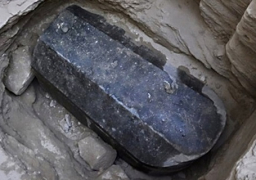 بدء استكمال أعمال رفع أضخم تابوت أثري عثر عليه بالإسكندرية