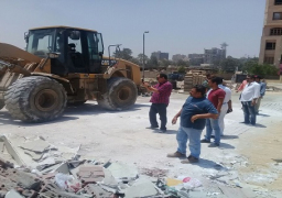 حملات لرفع اشغالات الحى العاشر وازالة العشش خلف سوق المنهل