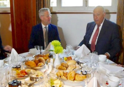 شكرى يلتقى رئيس لجنة العلاقات الخارجية بالبرلمان الألمانى على افطار عمل