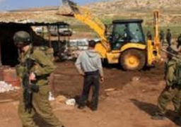 سلطات الاحتلال الإسرائيلي تهدم مساكن قرية العراقيب ومستوطنين يقتحمون مسجد بالخليل