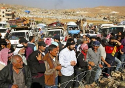 عشرات من السوريين يتجمعون قرب السياج الإسرائيلي على هضبة الجولان