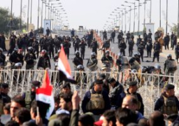 محتجون عراقيون يتجمعون عند المدخل الرئيسي لحقل الزبير النفطي