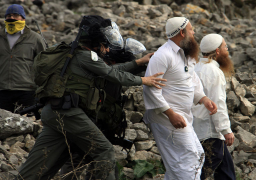 مستوطنون إسرائيليون يهاجمون قرية عوريف جنوب نابلس