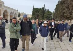 170 مستوطنا يقتحمون باحات الأقصى بحماية شرطة الاحتلال الإسرائيلي