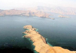 خامنئي يدعم اقتراح روحاني بإغلاق مضيق هرمز أمام صادرات النفط