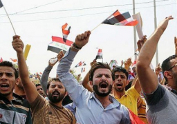 متظاهرو البصرة يعتصمون أمام بوابة المحافظة