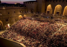 مهرجان أفينيون الفرنسي يختتم فعالياته بمسرحية “البلد البعيد”