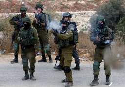 مواجهات مع قوات الاحتلال الإسرائيلي في نابلس ومستوطنون يهاجمون منزلا بالخليل