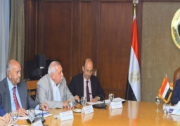وزير التجارة يبحث خطة إصلاح منظومة الصناعات النسيجية