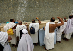 حجاج بيت الله يواصلون رمي الجمرات في أول أيام التشريق