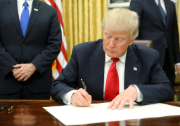ترامب يوقع مشروع قانون لسياسة الدفاع ويخفف التدابير بشأن الصين