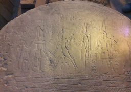 “الآثار” تدرس لوحتين عثر عليهما بجوار معبد كوم امبو