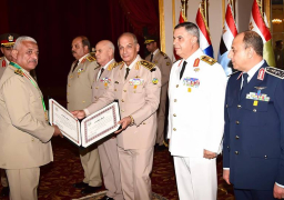 وزير الدفاع يكرم القادة المحالين للتقاعد