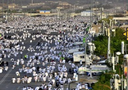 ضيوف الرحمن يتوافدون إلى صعيد عرفات