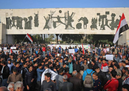 عشرات العراقيين يتظاهرون وسط بغداد للمطالبة بمحاسبة المفسدين