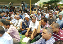 عشرات الفلسطينيين يؤدون صلاة “الجمعة” في الخان الأحمر شرق القدس