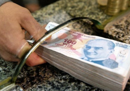 الليرة التركية تنخفض 7% مقابل الدولار بفعل مخاوف من عقوبات
