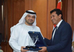 وزير الرياضة يكرم سفير الإمارات بالقاهرة