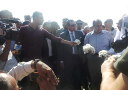 صور .. وزير الزراعة يفتتح موسم جنى القطن فى الفيوم
