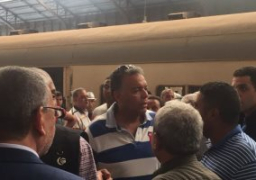 وزير النقل وسط الركاب فى قطار أبوقير من محطة مصر بالإسكندرية إلى سيدى جابر