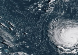 إعصار “فلورانس” يلحق الضرر بالأعمال التجارية والسفر بامريكا