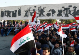 عشرات العراقيين يتظاهرون قرب حقل نفطي شمال البصرة للمطالبة بفرص عمل