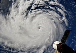 إلغاء رحلات القطارات والرحلات الجوية فى المناطق المتضررة من إعصار “فلورانس”