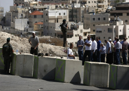 الاحتلال الإسرائيلي يغلق مدخل الخان الأحمر ويمنع أداء صلاة الجمعة