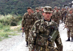 الجيش الجزائري يعلن تدمير 3 مخابيء للإرهابيين