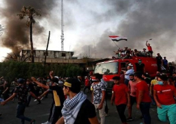 العبادى يحيل قادة شرطة البصرة للتحقيق بعد حرق القنصلية الايرانية .. وارتفاع ضحايا الاحتجاجات لـ 53 قتيلاً وجريحاً