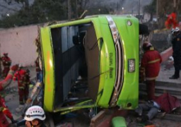 مصرع 21 شخصا وإصابة 15 آخرين جراء سقوط حافلة بنهر فى بيرو