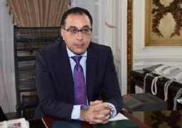 مجلس الوزراء يكرم المحافظين السابقين.. ومدبولى يهديهم دروعا تقديرا لجهودهم