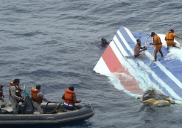 إندونيسيا: العثور على سترات نجاة وهواتف محمولة.. والطائرة المنكوبة بقاع البحر