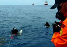 إندونيسيا تكثف البحث عن الضحايا بعد تحطم طائرة سقطت في البحر