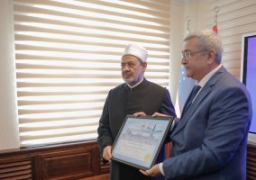 أكاديمية أوزبكستان الإسلامية تقلد الإمام الأكبر الدكتوراه الفخرية