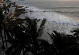 إعصار “ويلا” يضرب سواحل المكسيك وإجلاء الآلاف إلى أماكن آمنة